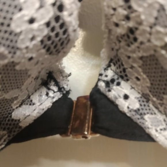 Marilyn Monroe Lace Front-Closure Cross-back Bra - Picture 3 of 6